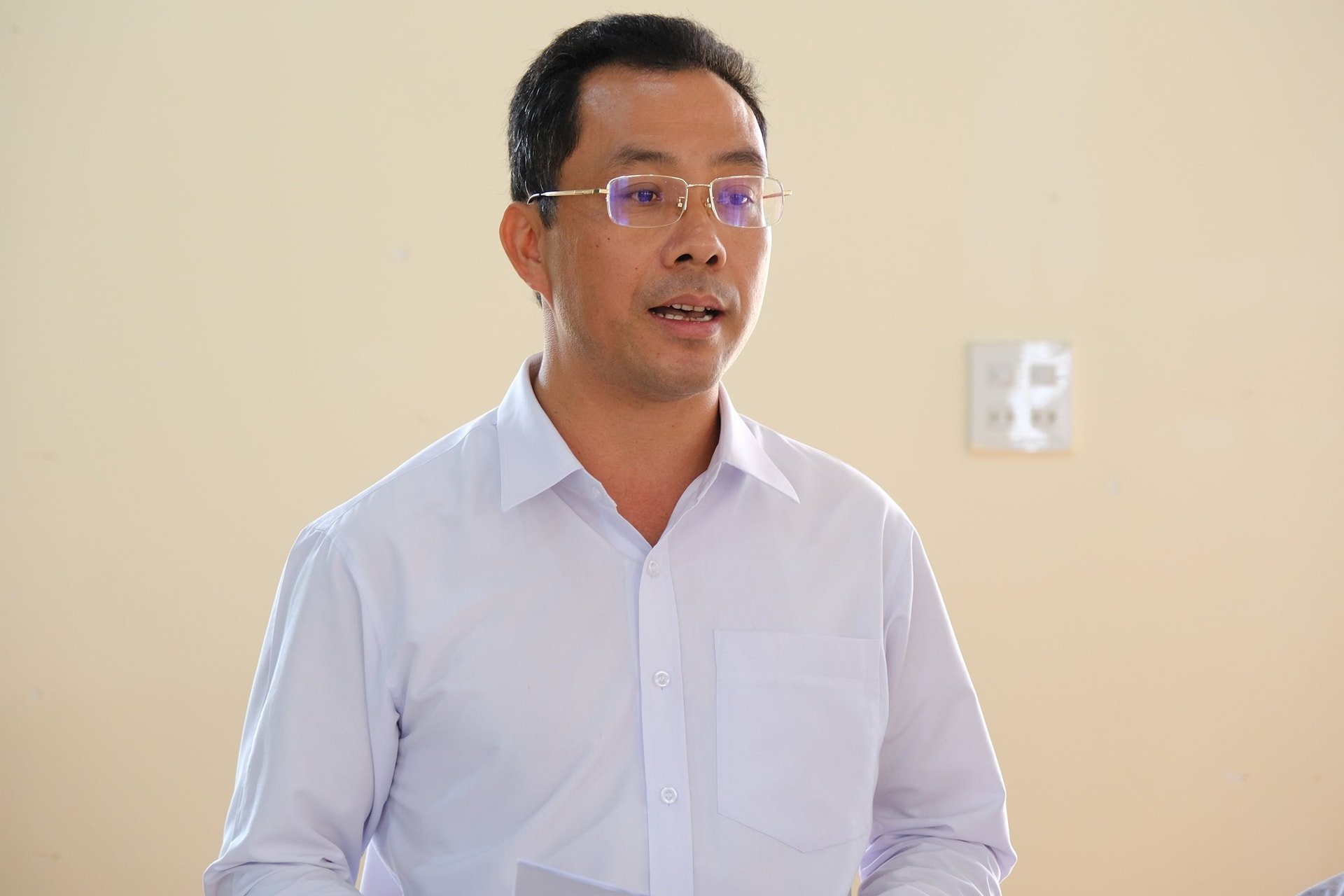 Party Secretary, Chairman of People's Council of Hoa Bac commune Ho Sy Huy reported on the local situation after the merger.