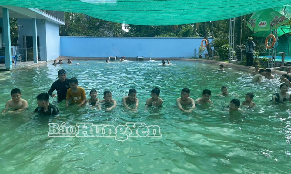 Đoàn phường Trần Lãm dạy bơi miễn phí cho thanh, thiếu nhi