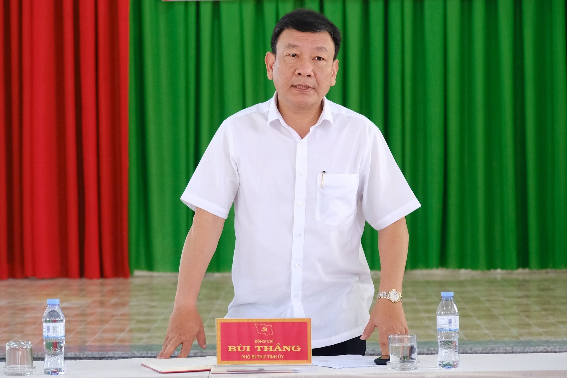 Lam Dong Provincial Party Committee Deputy Secretary Bui Thang speaks at the meeting