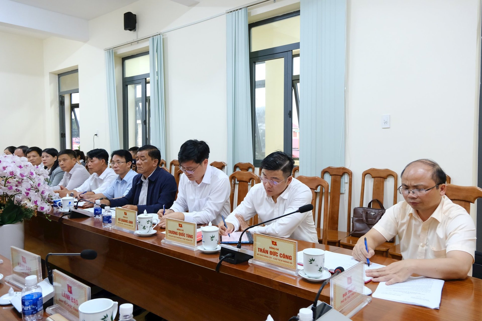 Officials and civil servants of Hoa Ninh commune attended the working session
