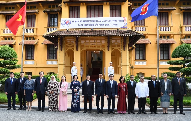Lễ thượng cờ kỷ niệm 58 năm thành lập ASEAN- Ảnh 4.