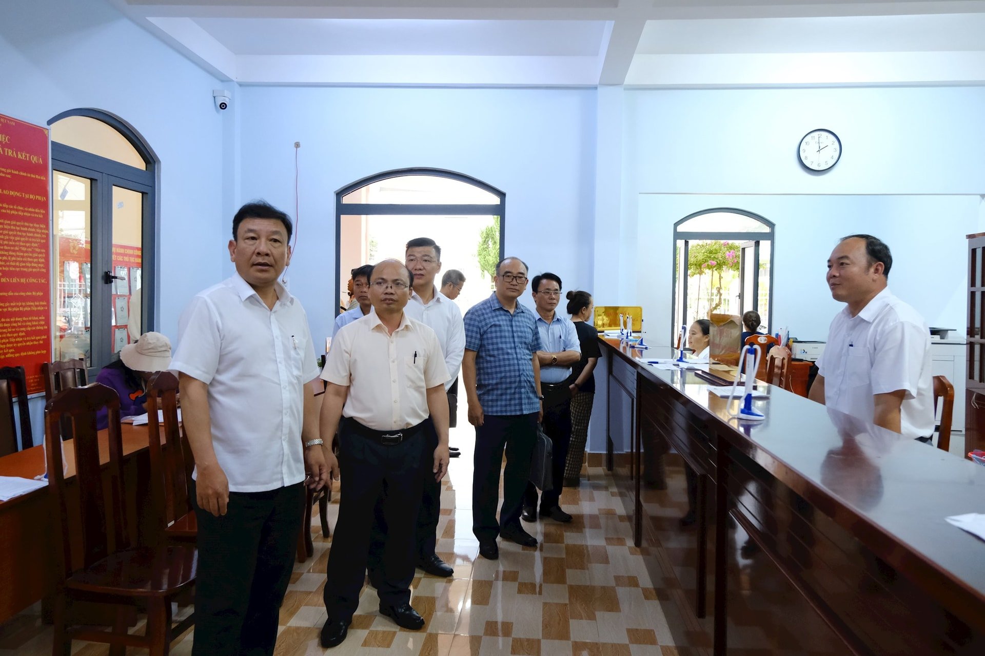 Lam Dong Provincial Party Committee Deputy Secretary Bui Thang inspected the Hoa Ninh Commune Public Administration Service Center.