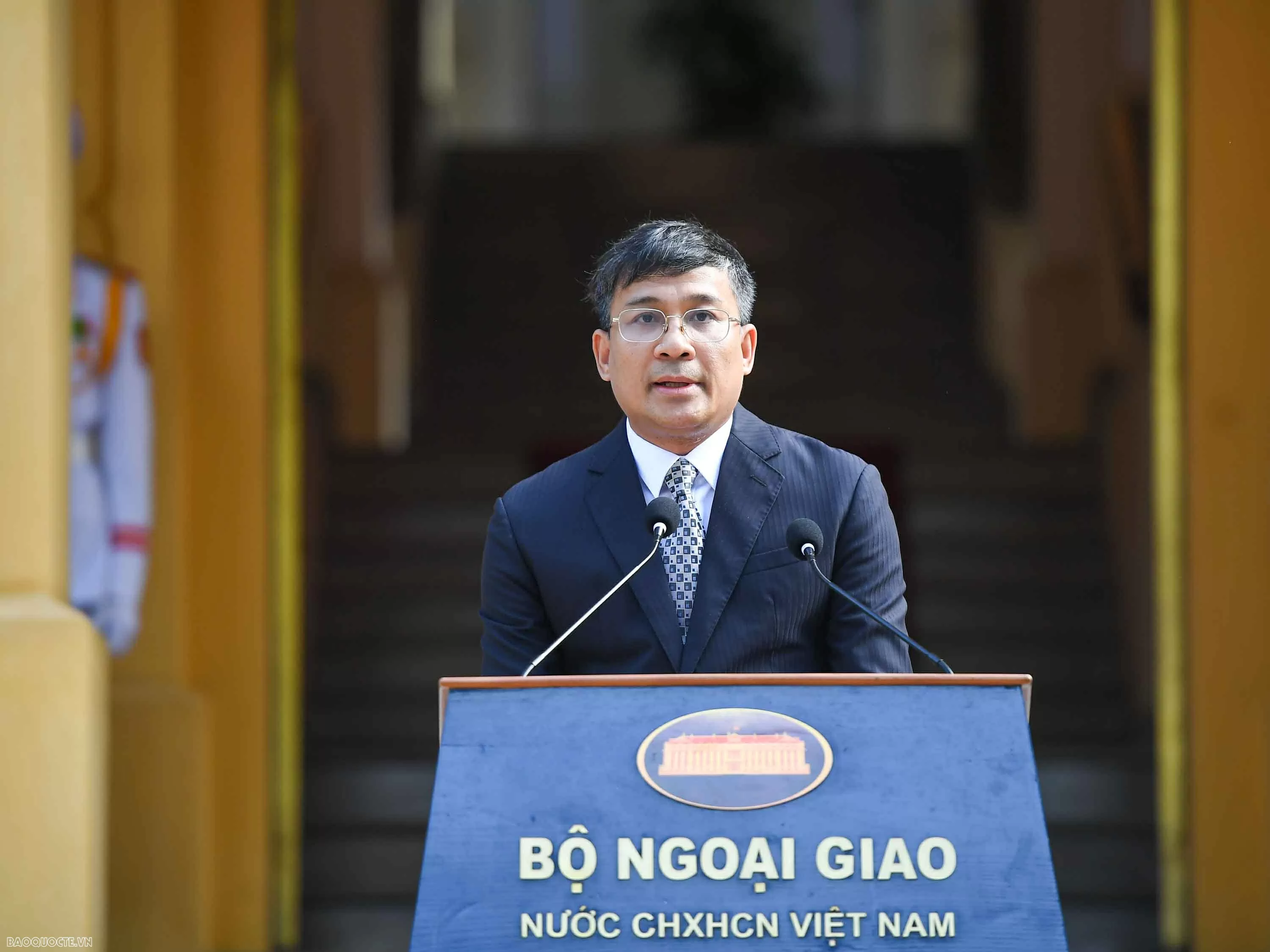 Thừa uỷ quyền của Phó Thủ tướng, Bộ trưởng Ngoại giao Bùi Thanh Sơn, Thứ trưởng Thường trực Bộ Ngoại giao Nguyễn Minh Vũ chủ trì buổi lễ. (Ảnh: Nguyễn Hồng)