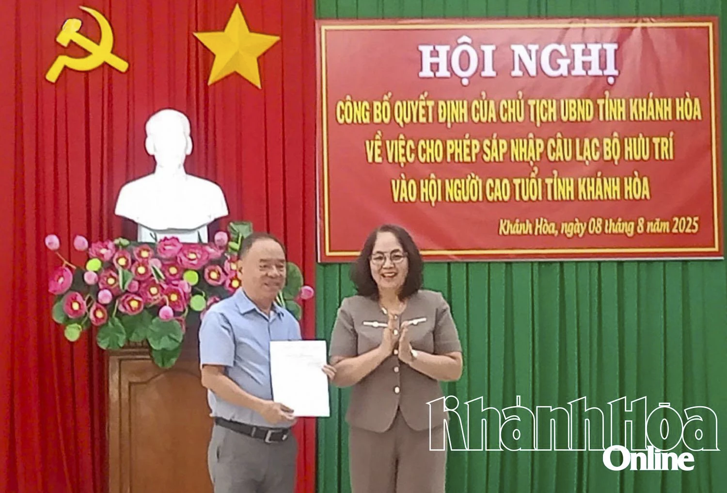 Ms. Nguyen Thi Hanh - President of the Provincial Elderly Association presented the decision to Mr. Vo Binh Tan - Vice President of the Provincial Elderly Association, in charge of the Provincial Elderly Club.