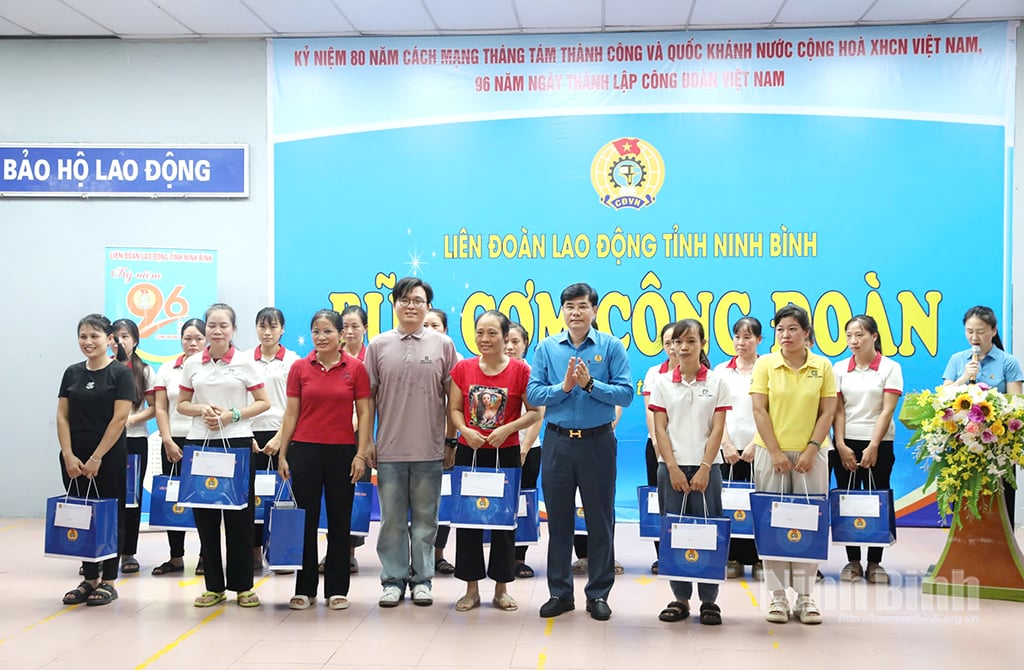 Lãnh đạo LĐLĐ tỉnh trao quà cho công nhân lao động có hoàn cảnh khó khăn của Công ty TNHH Great Global International.