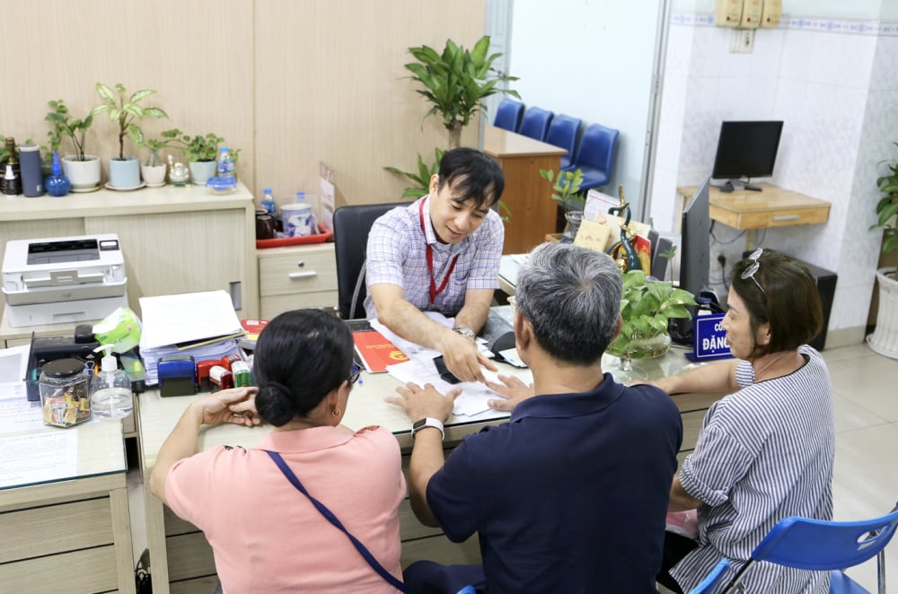 Các chuyên viên Phòng công chứng số 1 hướng dẫn người dân làm hồ sơ. Phòng này có đầy đủ thiết bị công nghệ để đáp ứng yêu cầu công chứng điện tử