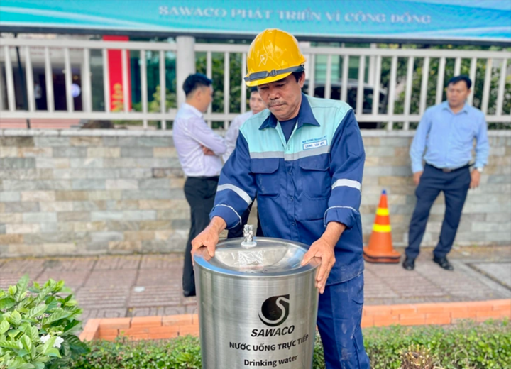 Bốn trụ nước uống trực tiếp tại các địa điểm công cộng được Công ty cổ phần Cấp nước Bến Thành, đơn vị trực thuộc Sawaco tài trợ toàn bộ kinh phí 380 triệu đồng.