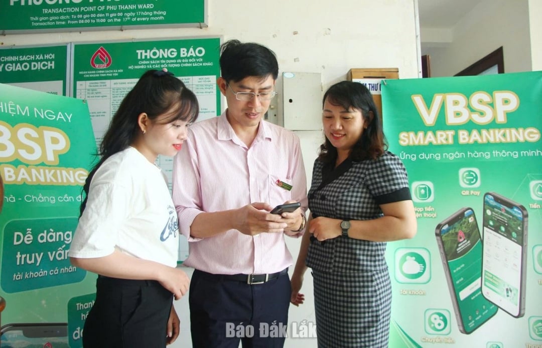 Cán bộ ngân hàng hướng dẫn đại diện các hội đoàn thể nhận ủy thác sử dụng ứng dụng VBSP Smart Banking