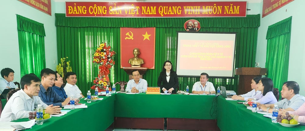 Đoàn giám sát hỗ trợ tổng thể ngành y tế Vĩnh Long đến làm việc với TTYT khu vực Càng Long.