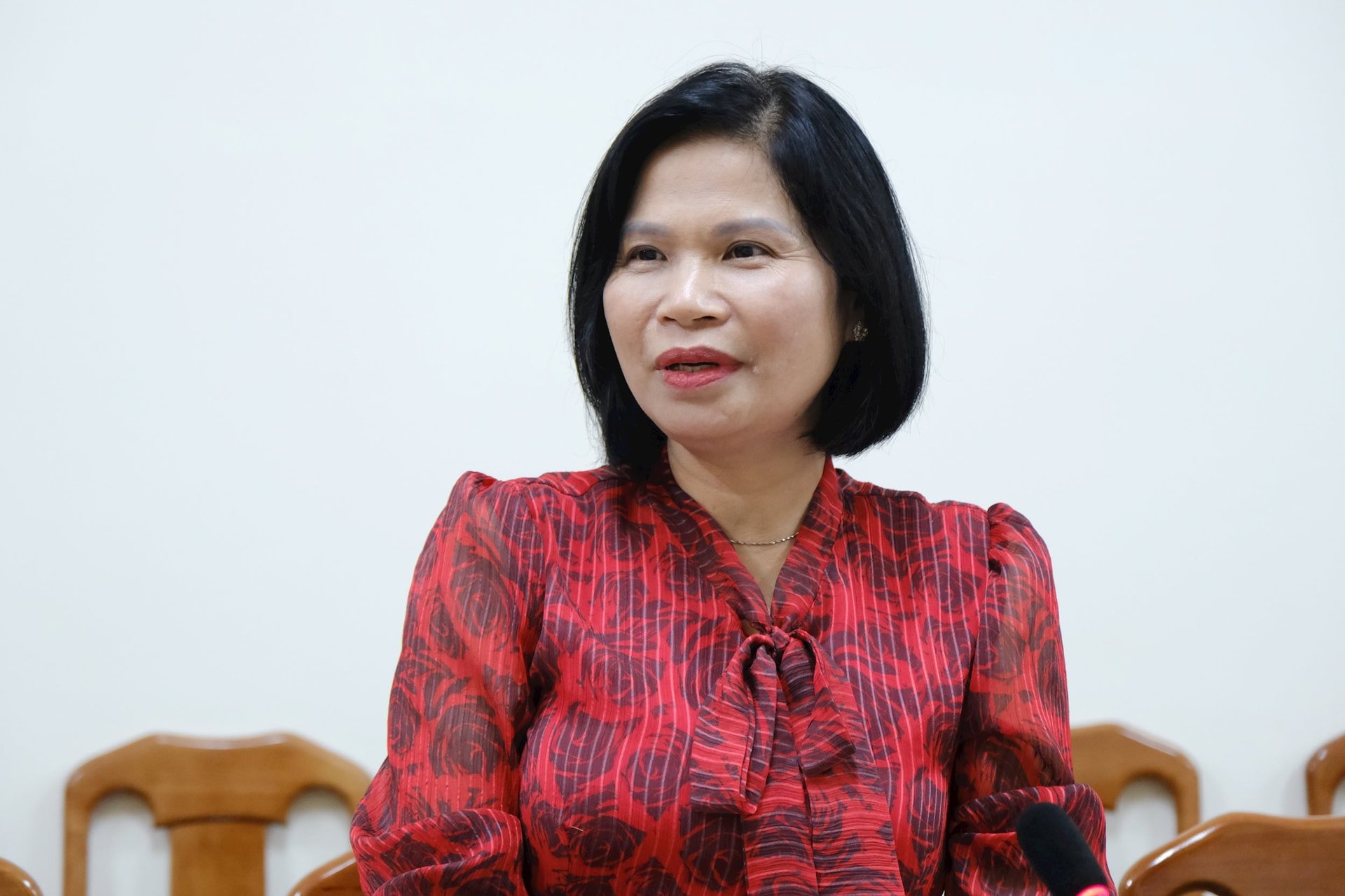 Deputy Director of the Department of Finance Bui Thi Tuyet Mai responded to local recommendations.