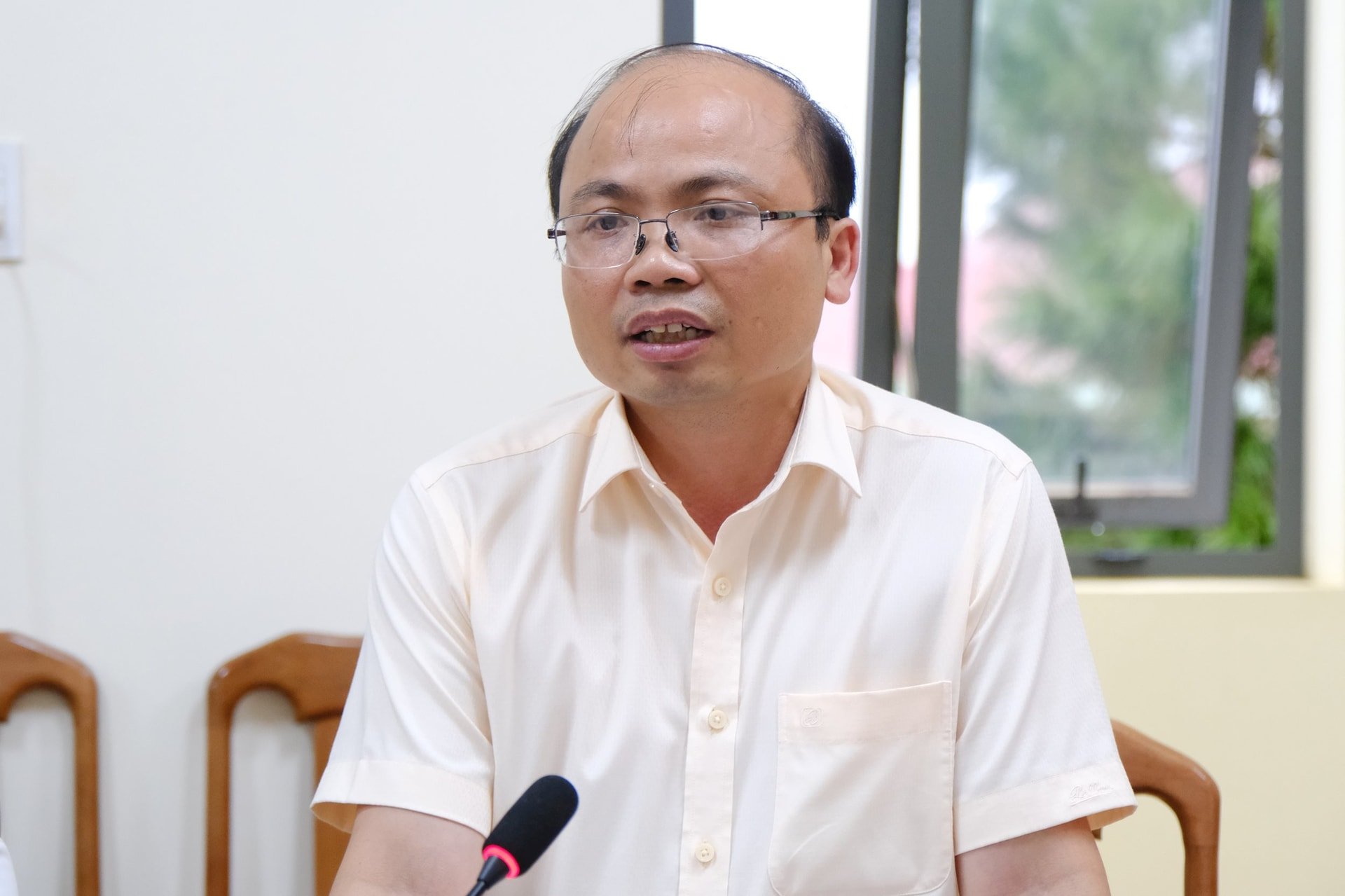 Party Secretary and Chairman of the People's Council of Hoa Ninh Commune, Tran Duc Cong, raised difficulties in operating two-level government.
