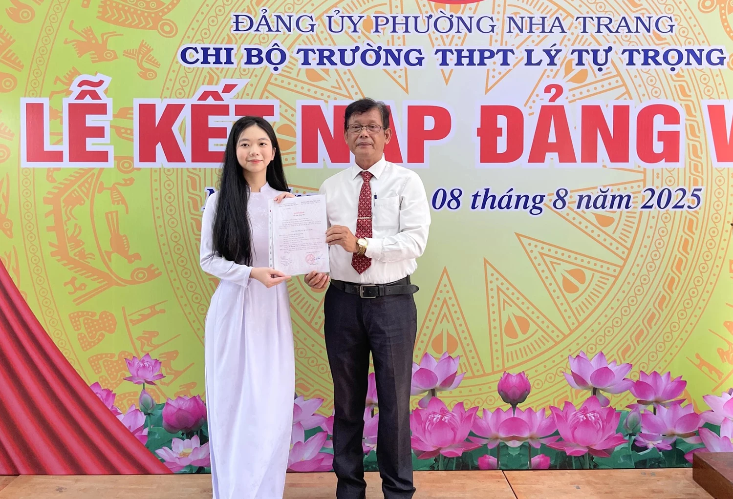 Thầy Trương Minh Trình trao quyết định kết nạp đảng viên cho em Đỗ Phương Uyên.