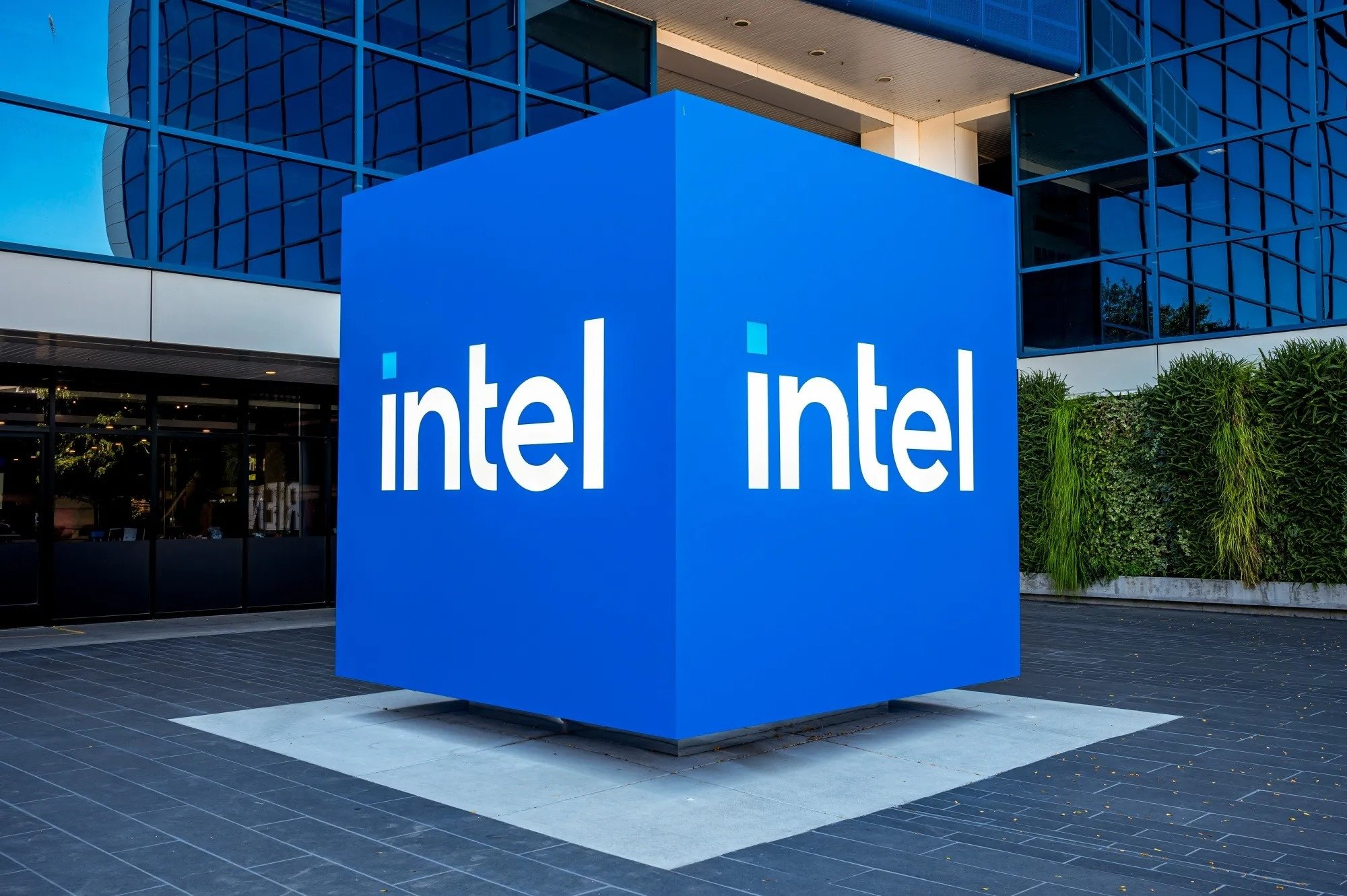 Lip-Bu Tan la ai,  CEO Intel la ai,  Donald Trump tong thong,  CEO Intel tu chuc anh 1