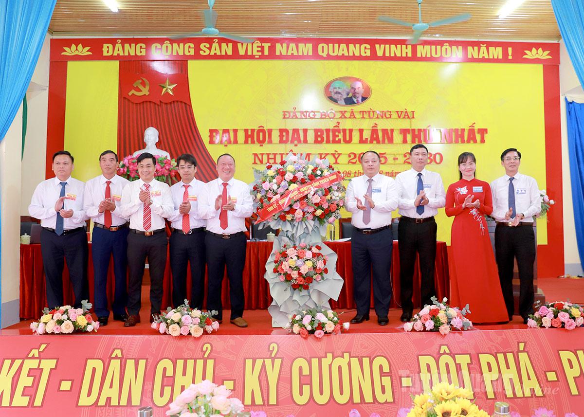 Chủ tịch UBND tỉnh Phan Huy Ngọc tặng lẵng hoa của Tỉnh ủy, HĐND, UBND, Ủy ban MTTQ tỉnh chúc mừng Đại hội.