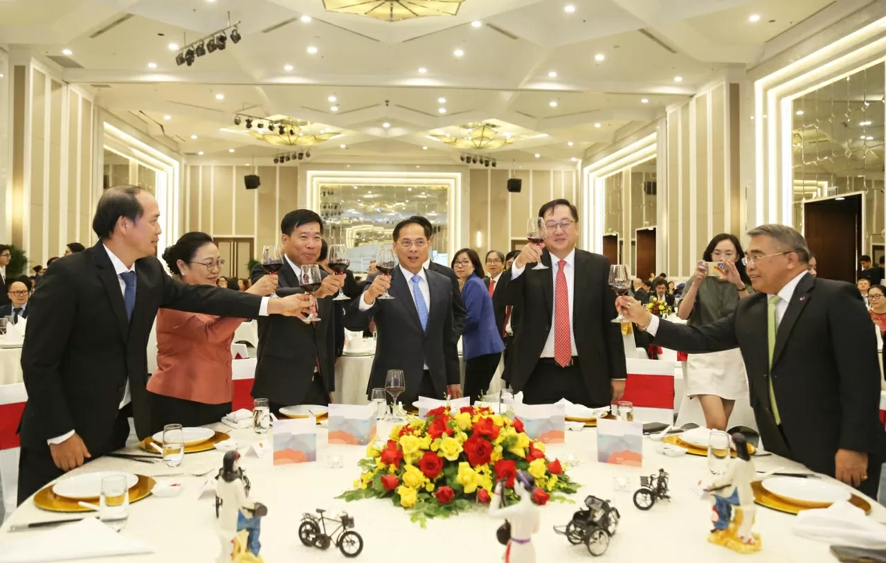 Phó Thủ tướng Chính phủ, Bộ trưởng Ngoại giao Bùi Thanh Sơn và các đại biểu chúc mừng cho buổi lễ kỷ niệm. (Ảnh: Thành Long)