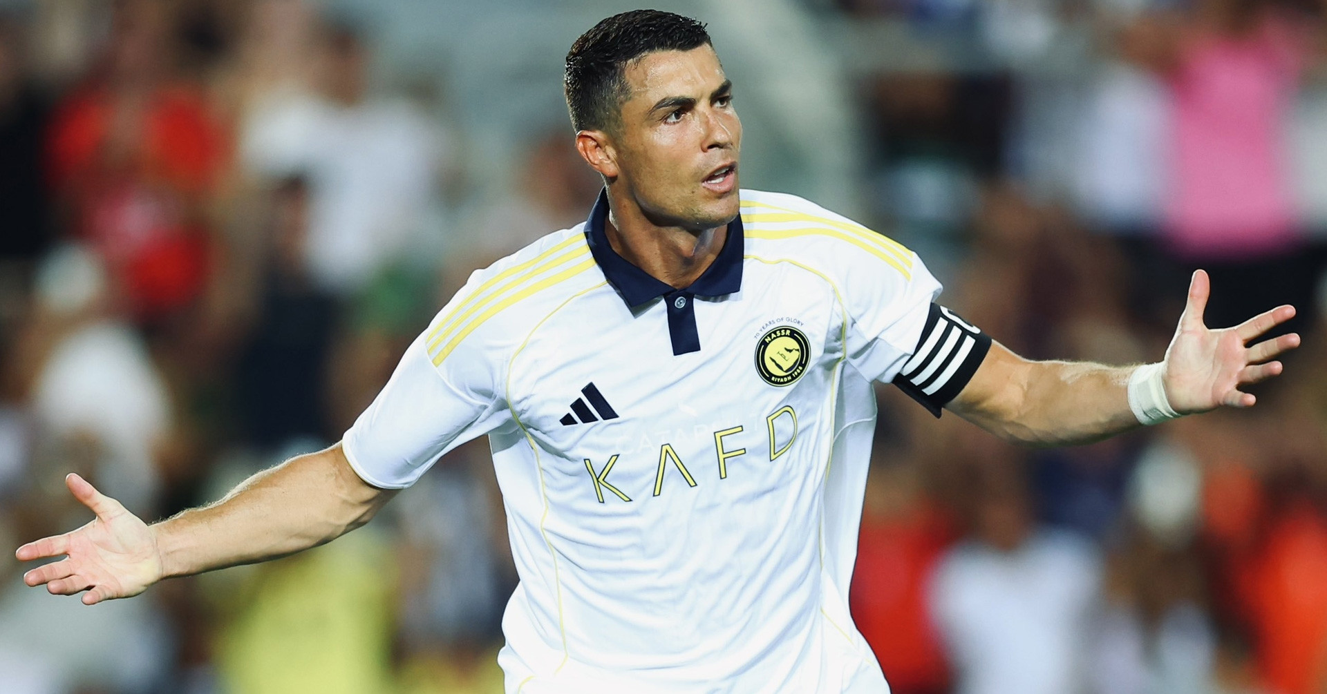 Ronaldo cùng Joao Felix tạo siêu phẩm, hành động cảm xúc với fan