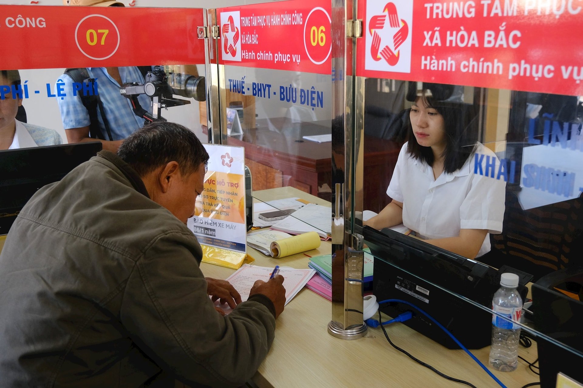 People come to carry out procedures at the Commune Administrative Service Center
