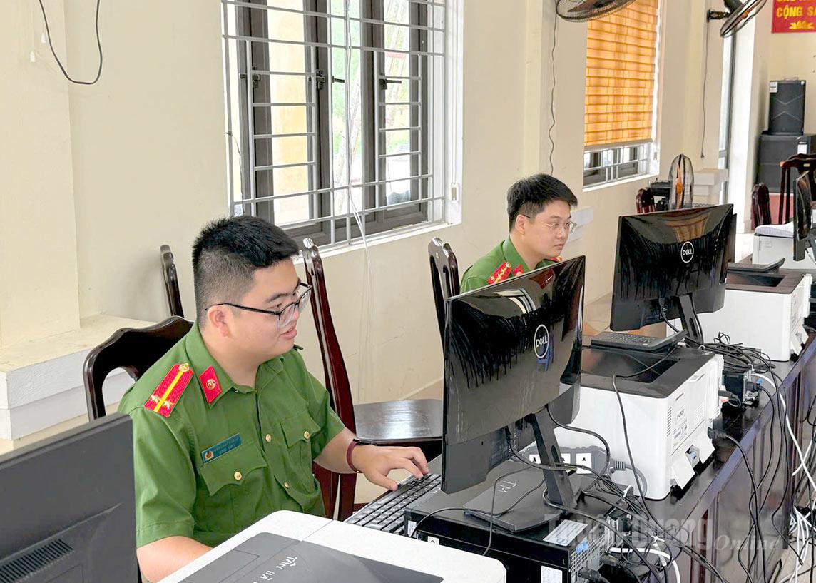 Công an phường Minh Xuân chuẩn bị tốt các điều kiện cần thiết sẵn sàng để các cán bộ, đảng viên đến làm các thủ tục đổi thẻ đảng.