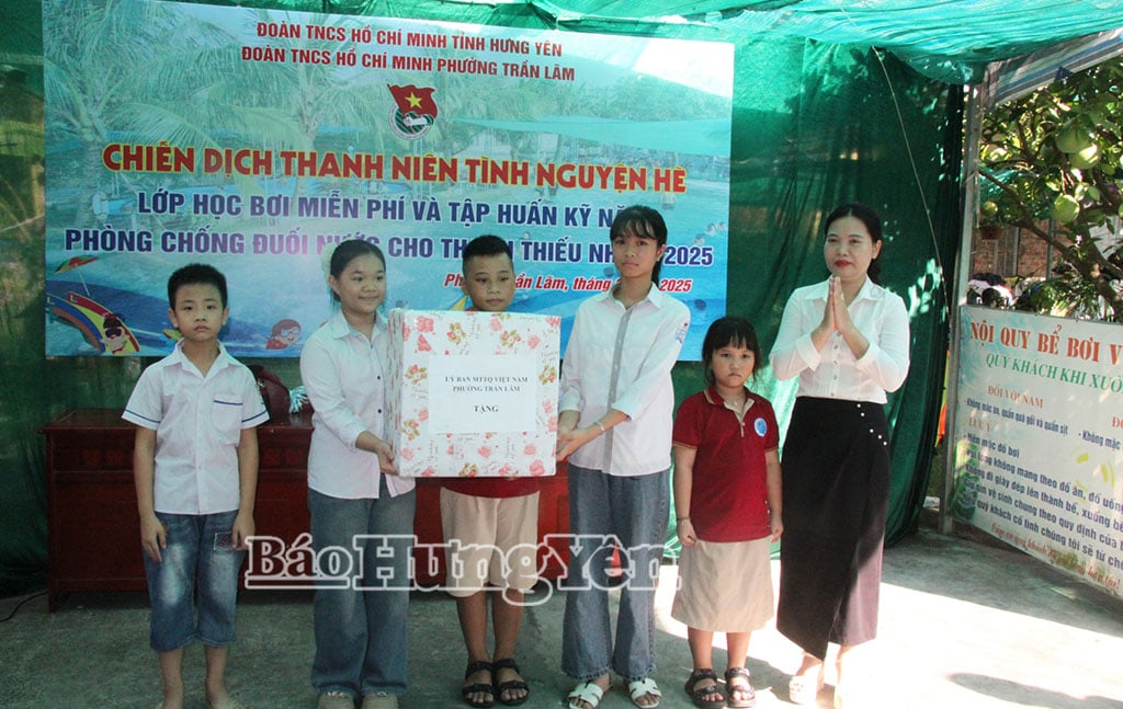 Tặng quà các em thanh, thiếu nhi.