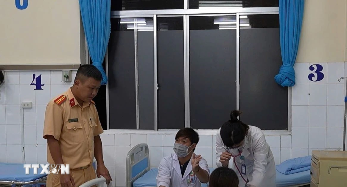 Cảnh sát Giao thông Lâm Đồng kịp thời đưa cháu bé 4 tuổi đi cấp cứu
