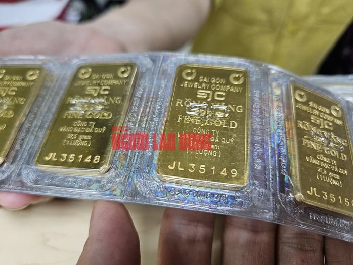 Giá vàng miếng SJC lập đỉnh, nhiều người vẫn "chịu chi" mua vào- Ảnh 2.