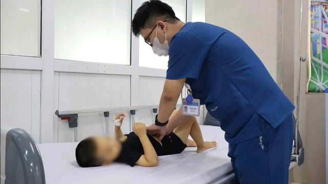 Bé trai 3 tuổi nguy kịch khi chữa táo bón bằng lá lộc mại - Ảnh 1.