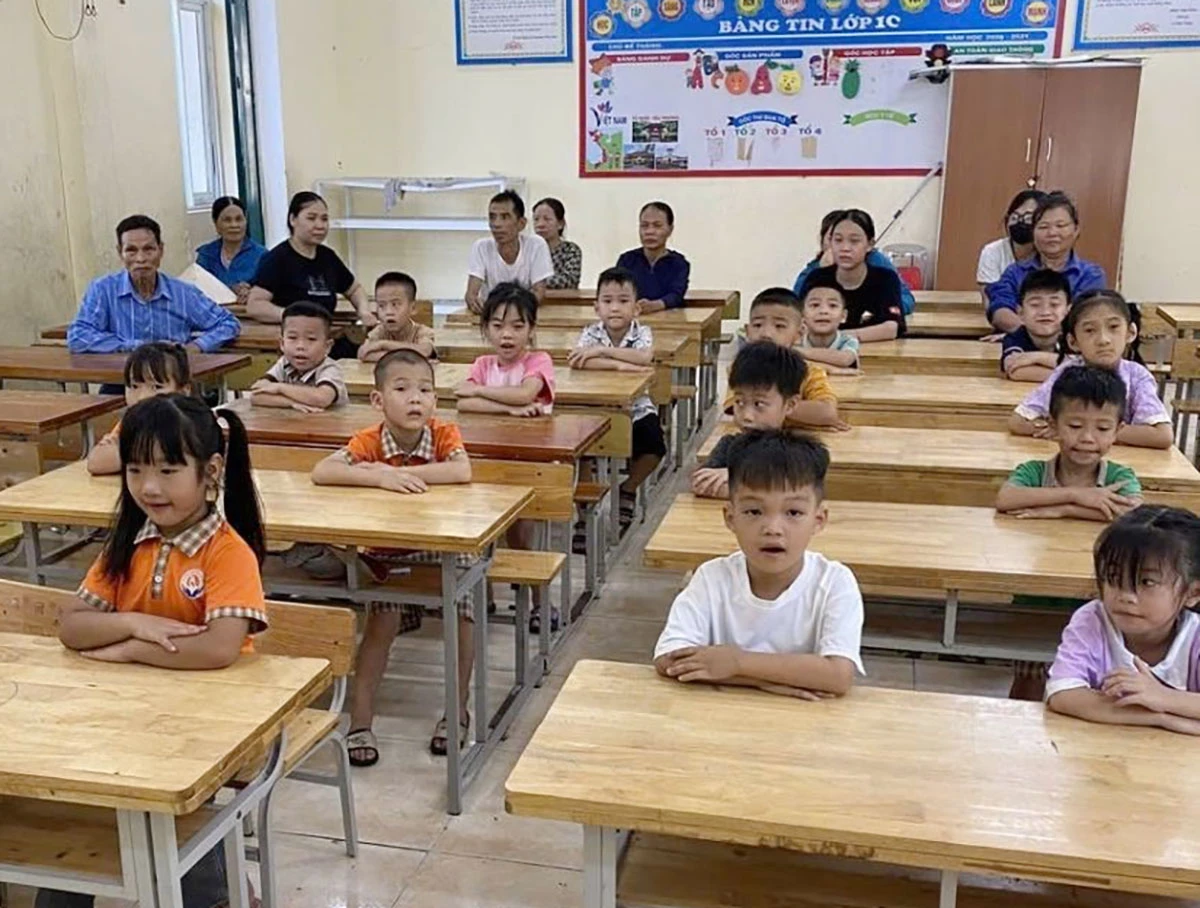 Cha mẹ học sinh đưa, dự tiết dạy làm quen tại trường TH Đội Cấn.
