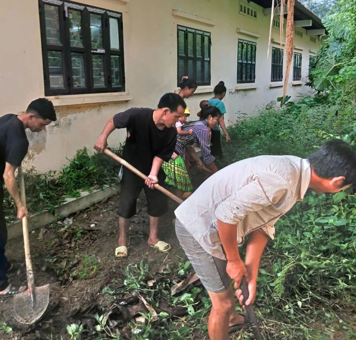 Cha mẹ HS trường PTDTBT TH Yên Cường xã Bắc Mê lao động về sinh điểm trường.