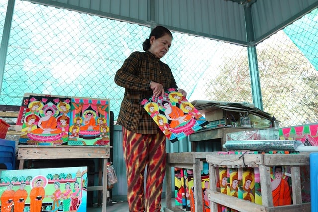Níu giữ nghề xưa: Nghệ nhân cuối cùng vẽ tranh kiếng của đồng bào Khmer  - Ảnh 6.