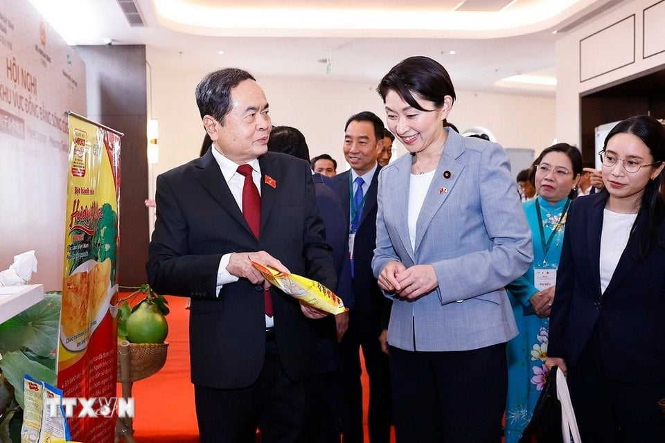 Chủ tịch Quốc hội Trần Thanh Mẫn và bà Obuchi Yuko, Hạ nghị sỹ, Chủ tịch Liên minh Nghị sỹ hữu nghị Nhật Bản-Việt Nam tham quan gian trưng bày sản phẩm tại hội nghị. (Ảnh: Doãn Tấn/TTXVN)