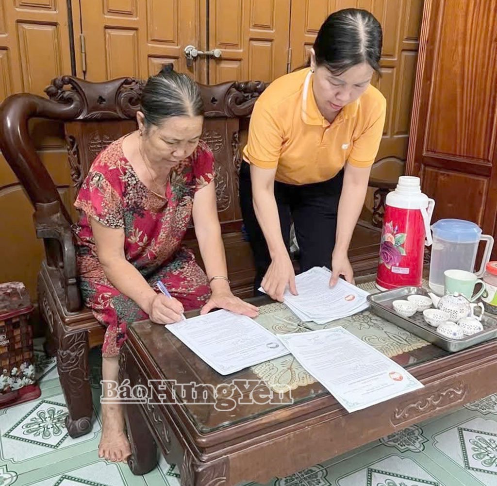 Đại diện hộ gia đình ở phường Mỹ Hào ký cam kết “Gia đình bảo vệmôi trường”.