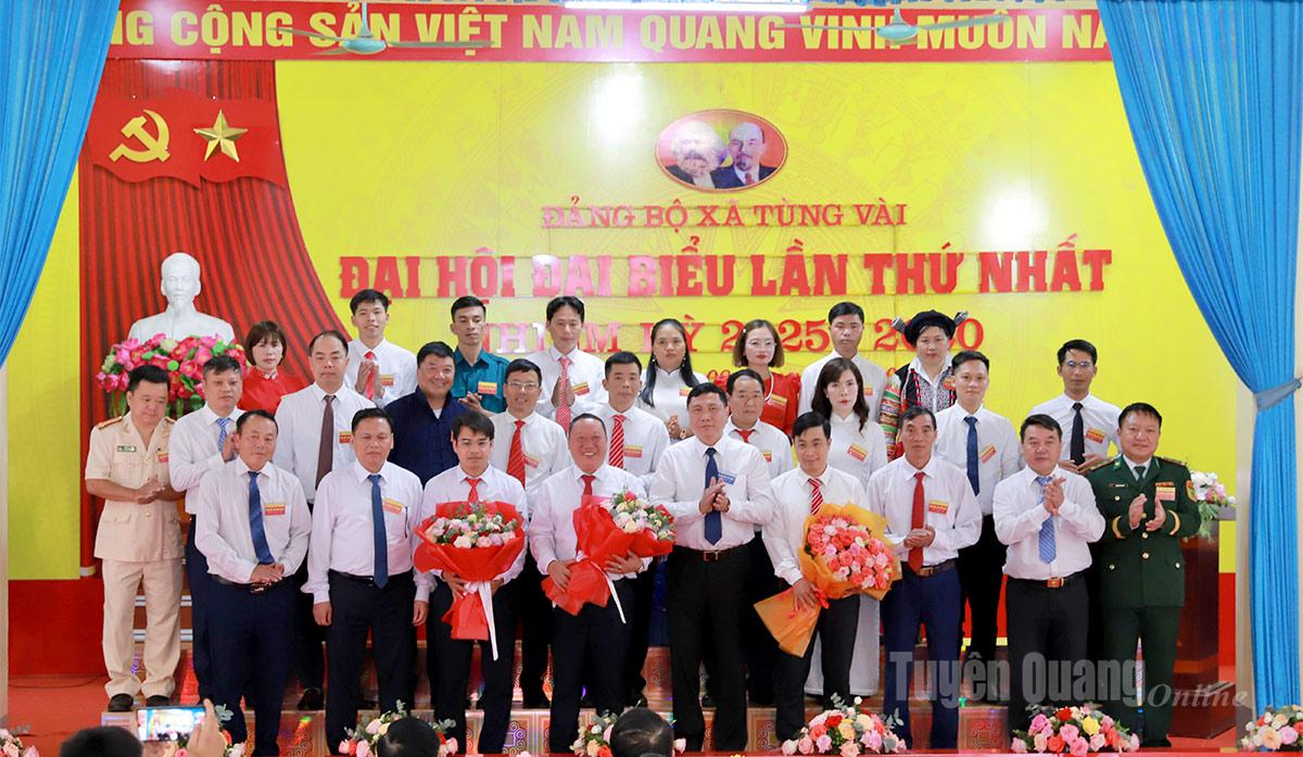  Đồng chí Phùng Tiến Quân, Trưởng ban Nội chính Tỉnh ủy tặng hoa chúc mừng Ban Chấp hành Đảng bộ xã Tùng Vài khoá I, nhiệm kỳ 2025-2030.