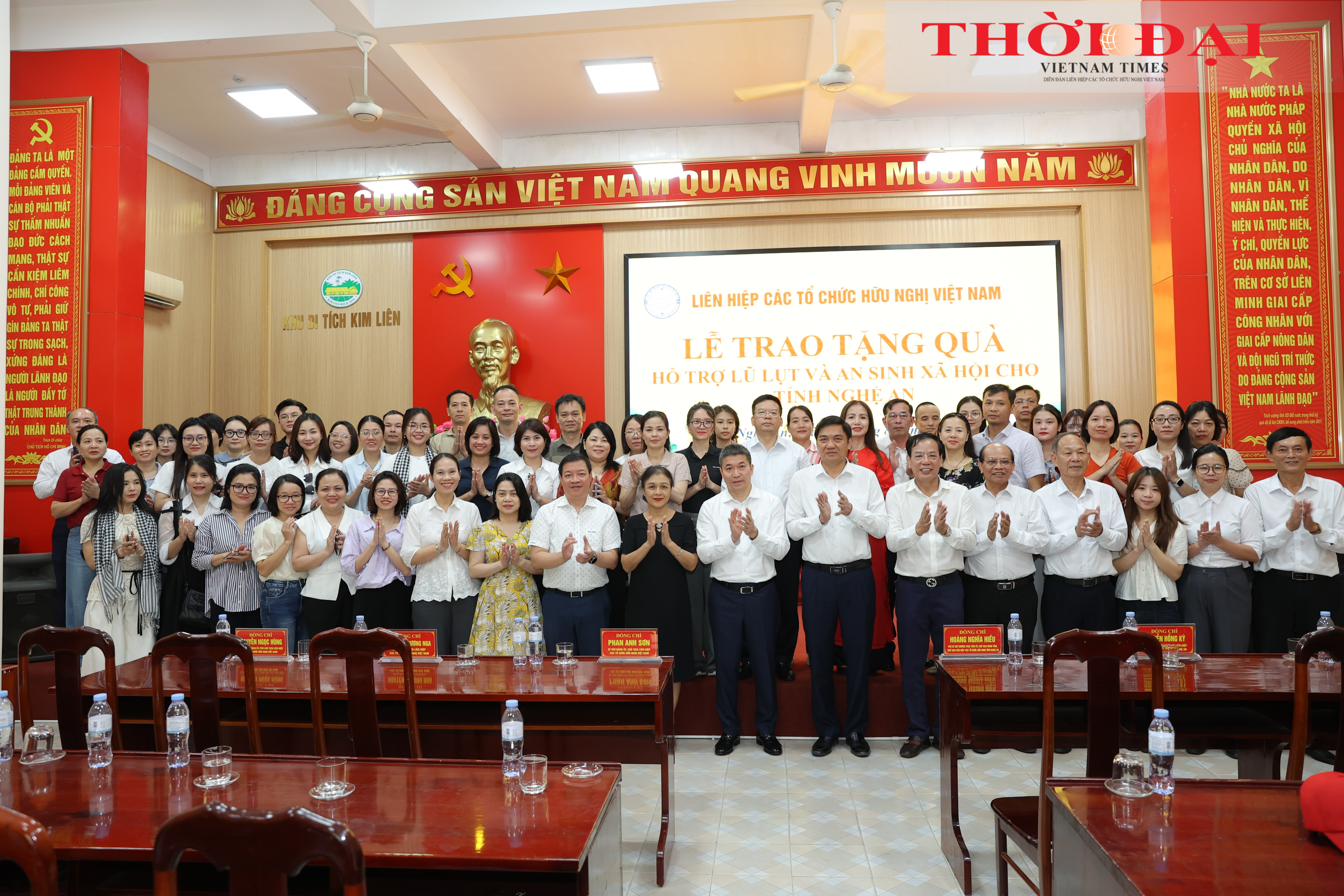 Liên hiệp các tổ chức hữu nghị Việt Nam trao gói hỗ trợ 3,4 tỷ đồng cho Nghệ An