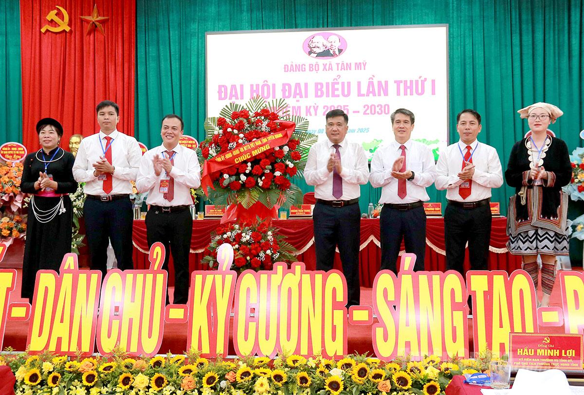 Đồng chí Hầu Minh Lợi, Ủy viên Ban Thường vụ Tỉnh ủy, Phó Chủ tịch Thường trực HĐND tỉnh tặng lãng hoa chúc mừng Đại hội.