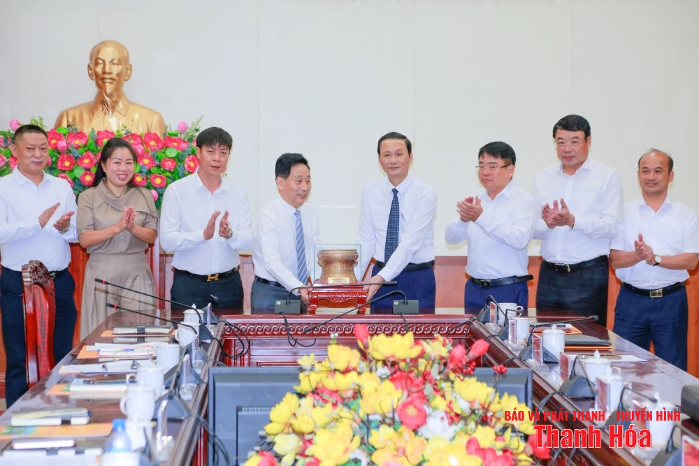 ប្រធានគណៈកម្មាធិការប្រជាជនខេត្ត Do Minh Tuan បានធ្វើការជាមួយក្រុមហ៊ុនភាគហ៊ុន Hualien Hunan Ceramics Joint Stock Company