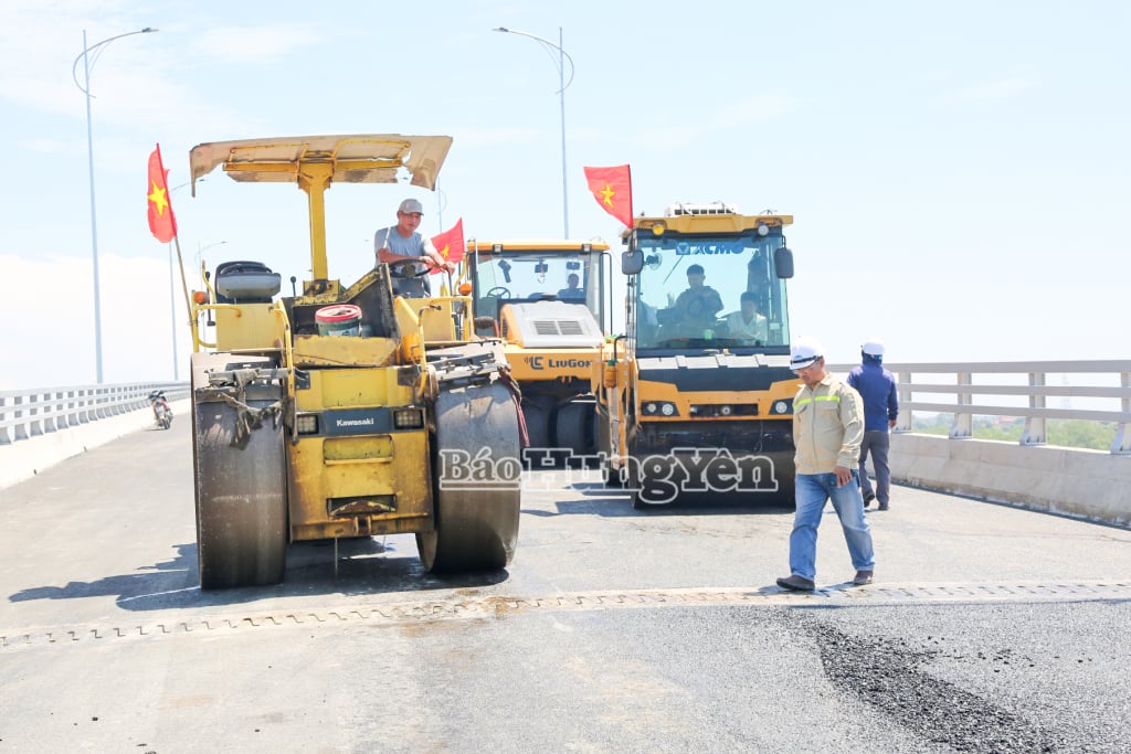 Các đơn vị đẩy nhanh tiến độ thi công các hạng mục dự án tuyến đường bộ ven biển.