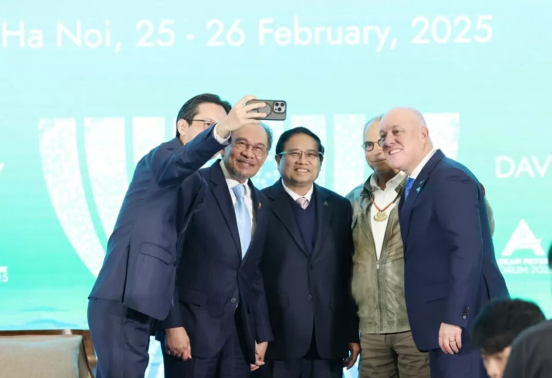 Thủ tướng Chính phủ Phạm Minh Chính, Thủ tướng Malaysia Anwar Ibrahim, Tổng thống Timor-Leste José Ramos-Horta, Thủ tướng New Zealand Christopher Luxon và Thứ trưởng Ngoại giao Đỗ Hùng Việt chụp ảnh selfie tại Phiên thảo luận cấp cao Diễn đàn Tương lai ASEAN tháng 2/2025. (Ảnh: Hoàng Hải)