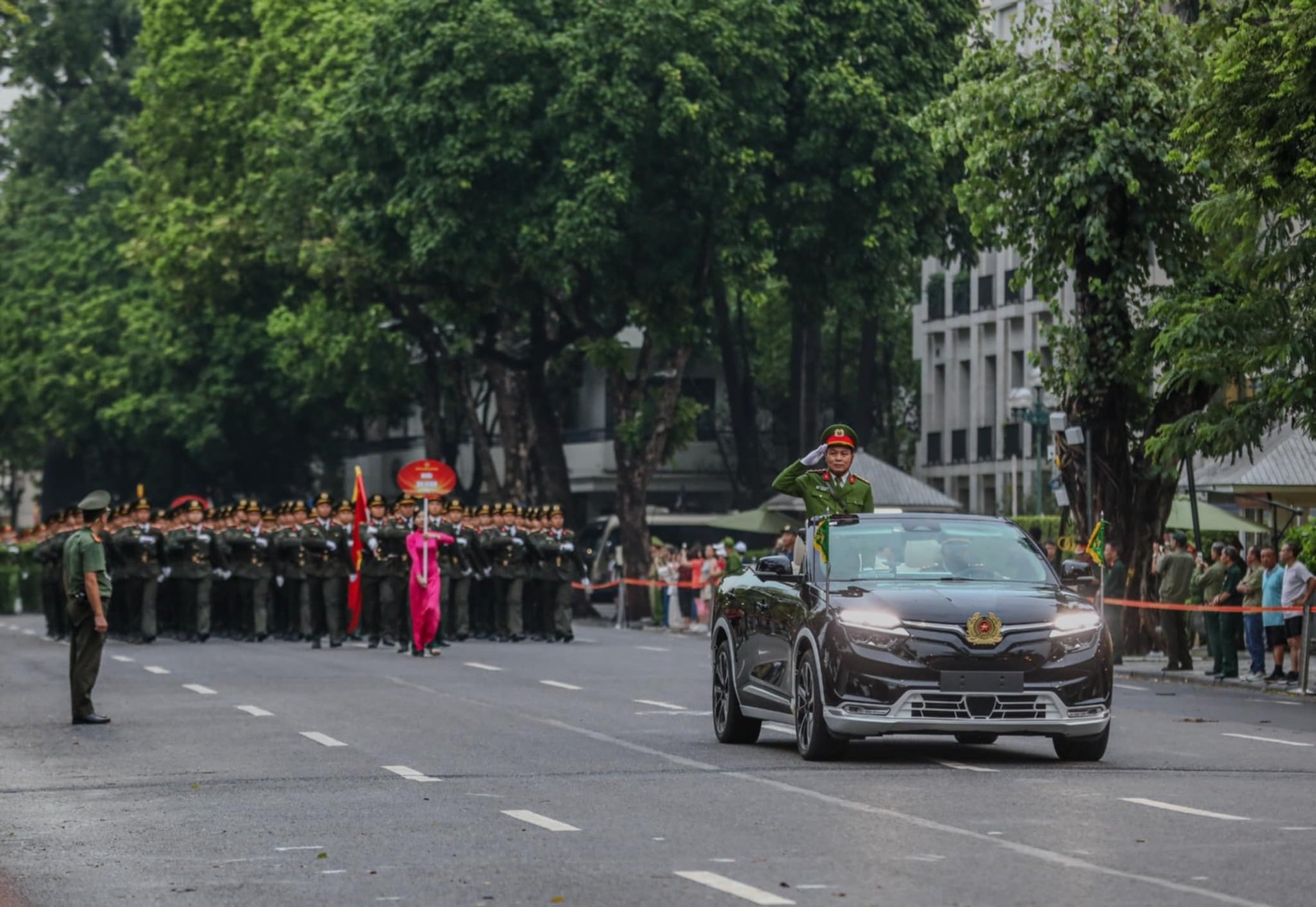 Đại tá Lê Văn Tuân, Phó Giám đốc Công an thành phố Hà Nội dẫn đầu đoàn diễu hành trên xe chỉ huy mui trần. Ảnh: MH