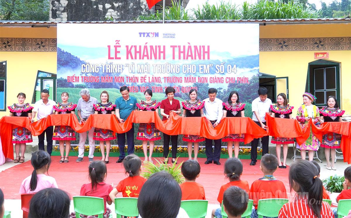 Delegates performed the ribbon cutting ceremony to inaugurate the school.
