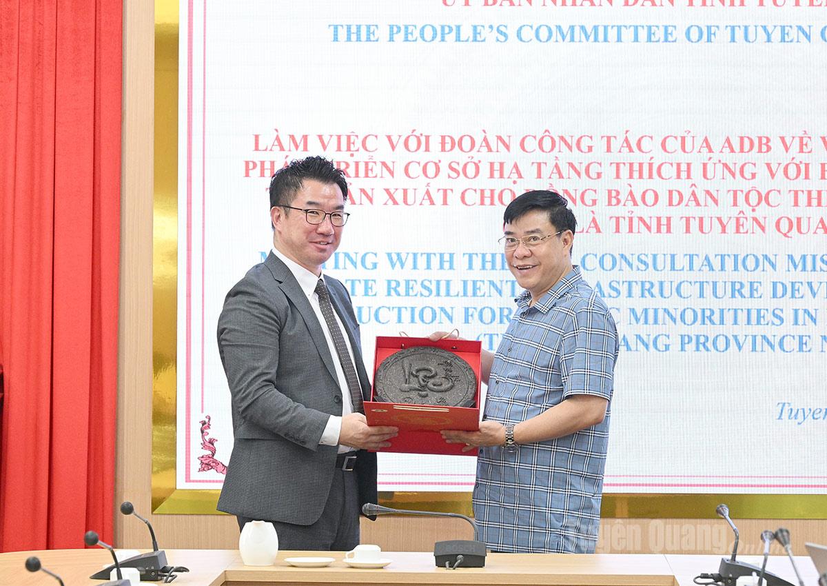 Phó Chủ tịch UBND tỉnh Hoàng Gia Long tặng Đoàn công tác sản phẩm chè Shan tuyết Tây Côn Lĩnh.