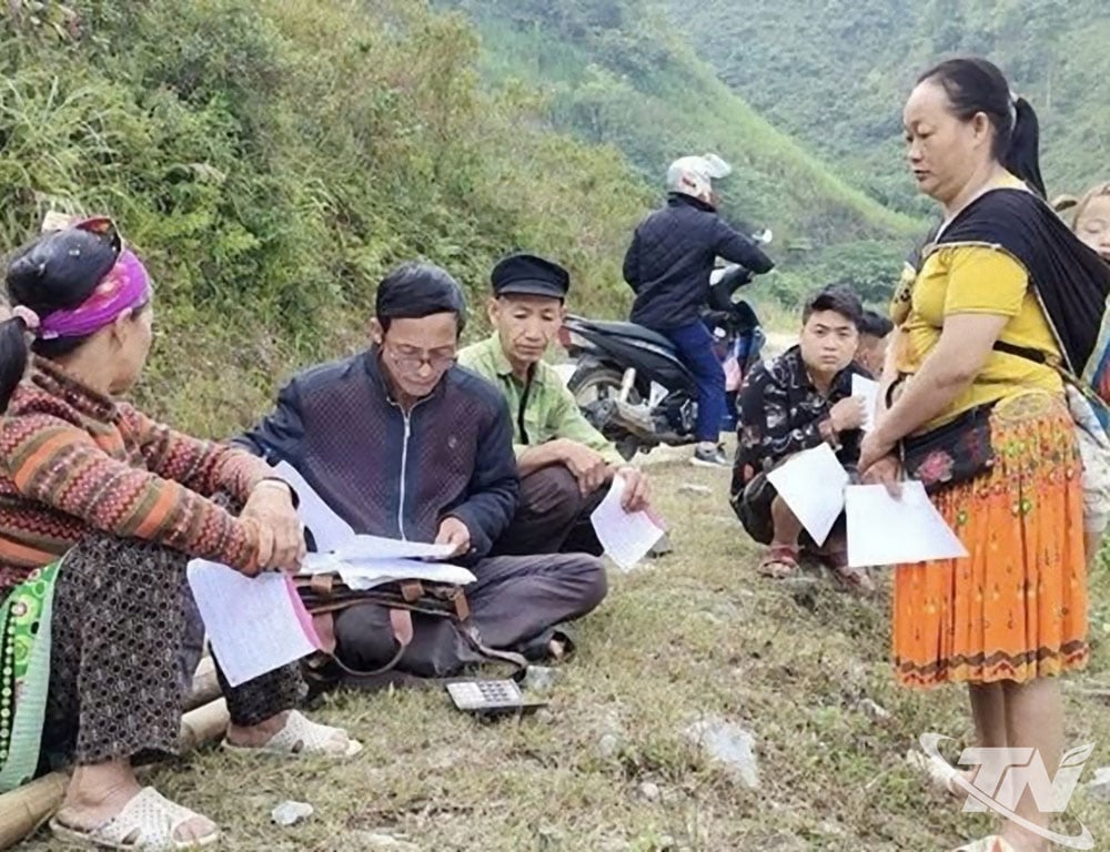 Người có uy tín xã Bằng Thành tuyên truyền, phổ biến chính sách, pháp luật đến đồng bào vùng cao.
