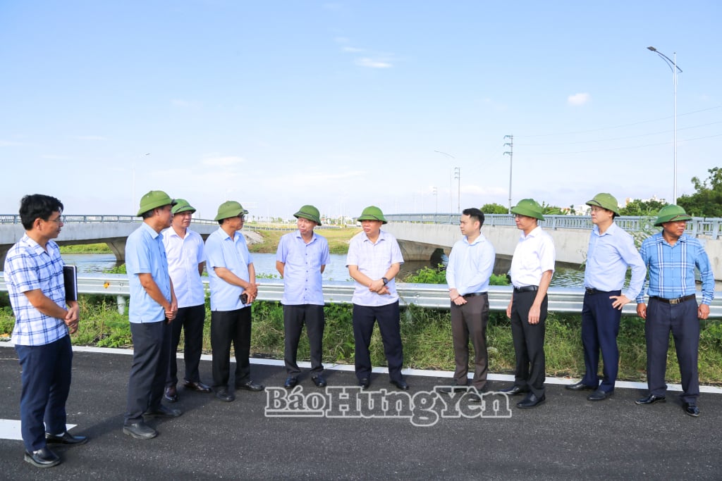 Phó Chủ tịch Thường trực UBND tỉnh  Nguyễn Quang Hưng kiểm tra tiến độ thi công dự án đường vành đai phía Nam Thái Bình.