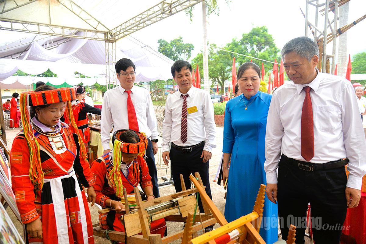 Đồng chí Nguyễn Hồng Trang, Phó Bí thư chuyên trách Đảng ủy các cơ quan Đảng tỉnh tham quan gian hàng đặc trưng của xã Tân Trịnh.
