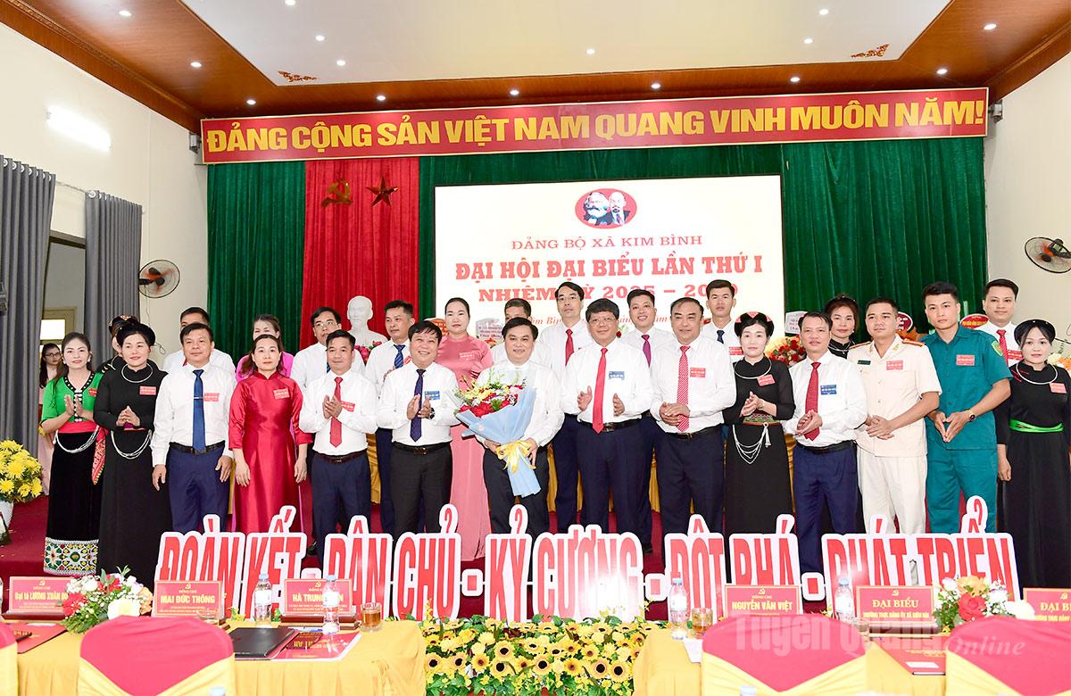 Đồng chí Hà Trung Kiên, Ủy viên Ban Thường vụ Tỉnh ủy, Phó Chủ tịch Thường trực Ủy ban MTTQ Việt Nam tỉnh Tuyên Quang và các đại biểu tặng hoa chúc mừng Ban Chấp hành Đảng bộ xã Kim Bình, Nhiệm kỳ 2025-2030.