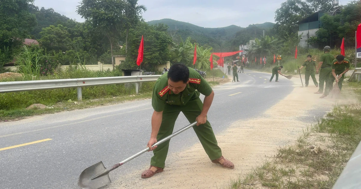 Công an xã Cốc Lầu dọn đất, đá trên Tỉnh lộ 160 nhằm đảm bảo an toàn giao thông