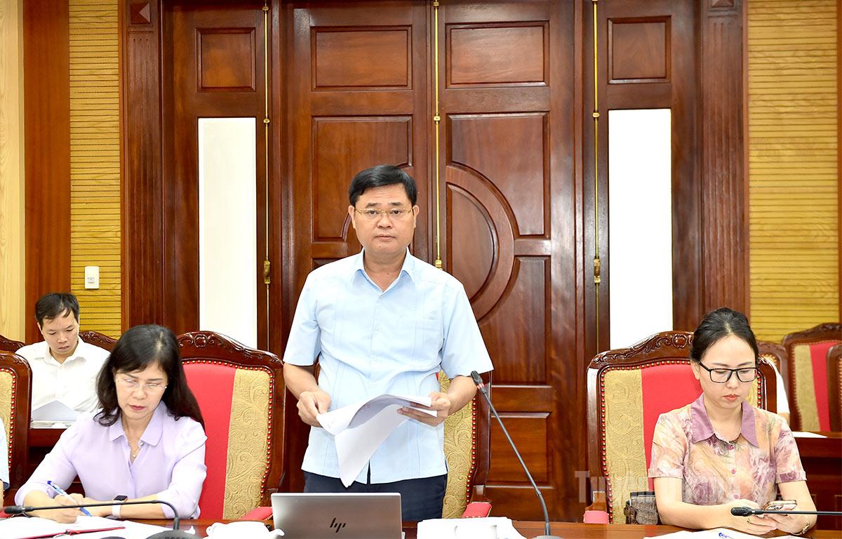 Lãnh đạo Ban Quản lý các dự án đầu tư xây dựng các công trình giao thông tỉnh báo cáo tiến độ thực hiện chỉnh trang đô thị.