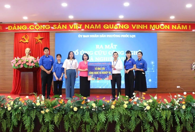 Phường Phúc Lợi phát động Chiến dịch “45 ngày đêm ra quân hỗ trợ chuyển đổi số”- Ảnh 1.