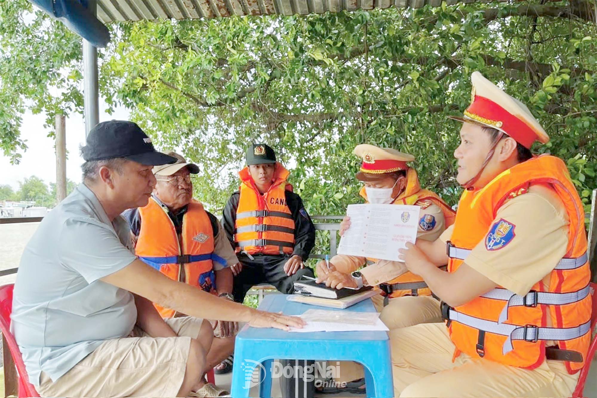 Bên cạnh lan tỏa qua mạng xã hội, việc tuyên truyền an toàn giao thông  trực tiếp vẫn được lực lượng chức năng chú trọng. Ảnh: Đăng Tùng