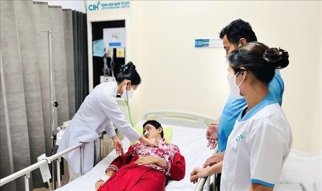 Bác sĩ Bệnh viện Quốc tế City khám cho bệnh nhi người Campuchia trước khi xuất viện. Ảnh: TTXVN phát