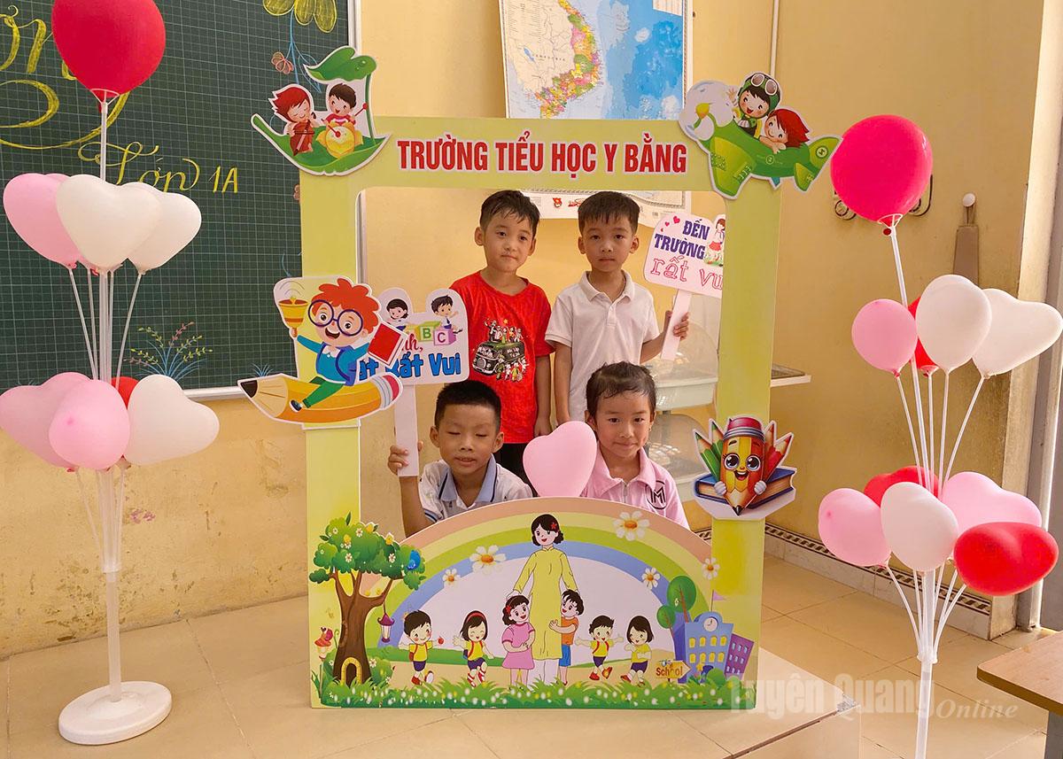 អីវ៉ាន់សម្រាប់សិស្សថ្នាក់ទី ១ នៅសាលាបឋមសិក្សា Y Bang វួដ My Lam ។